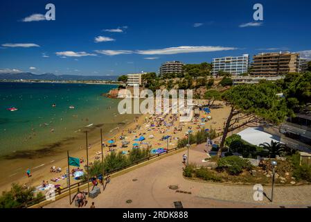 Plage de Capellans, à Salou, pleine de baigneurs avec le drapeau vert au premier plan (Tarragone, Catalogne, Espagne) ESP : la playa de los Capellans, Salou Banque D'Images