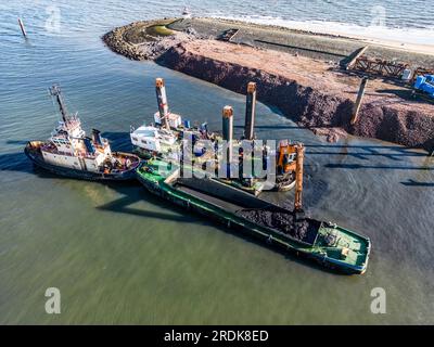 Construction d'un poste d'amarrage et dragage dans le port Banque D'Images