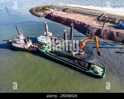 Construction d'un poste d'amarrage et dragage dans le port Banque D'Images