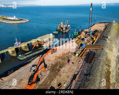Construction d'un poste d'amarrage et dragage dans le port Banque D'Images