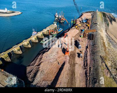 Construction d'un poste d'amarrage et dragage dans le port Banque D'Images
