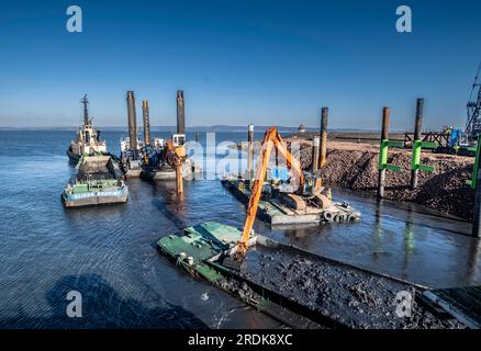 Construction d'un poste d'amarrage et dragage dans le port Banque D'Images