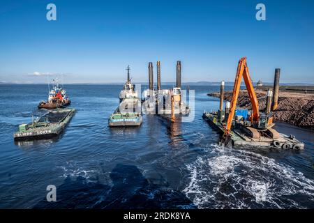 Construction d'un poste d'amarrage et dragage dans le port Banque D'Images