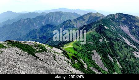 Xi'an. 21 juillet 2023. Cette photo aérienne prise le 21 juillet 2023 montre une mer rocheuse et une prairie de montagne dans le parc forestier national de Zhuque à Xi'an, dans la province du Shaanxi au nord-ouest de la Chine. Le parc, situé dans le cours supérieur de la rivière Laohe est et dans le nord des montagnes Qinling, couvre une superficie de 2 621 hectares, et son point culminant Bingjing pic a une altitude de 3 015 mètres. Des paysages étonnants tels que la forêt vierge, les restes de glaciers et la mer de nuages peuvent être vus le long de la route vers le sommet. Crédit : Liu Xiao/Xinhua/Alamy Live News Banque D'Images