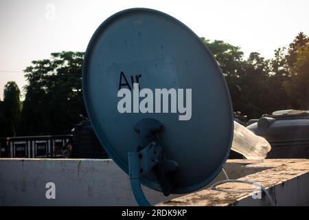 28 juin 2023, Uttarakhand, Inde. Un mur de plat métallique de télévision par satellite monté sur le toit d'une maison indienne. Banque D'Images