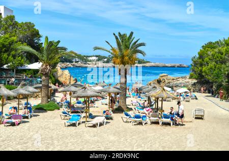 Plage de Cala des pou à Cala d’Or à Majorque, une île espagnole dans la mer Méditerranée Banque D'Images