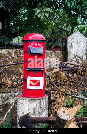 28 juin 2023, Uttarakhand, Inde. Une boîte aux lettres rouge. Services postaux indiens. Banque D'Images