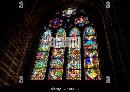 Vitraux polychromes de la cathédrale Santa María de Regla de León. L'histoire de la cathédrale de León commence au 10e siècle quand le roi de Leó Banque D'Images