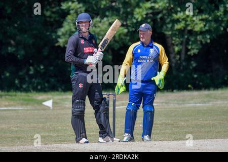 Clydach, pays de Galles. 3 juin 2023. Le batteur Gareth Ansell de Chepstow et le Wicketkeeper Stephen Crane de Clydach lors du match de la South Wales Premier Cricket League Division Two entre Clydach et Chepstow au Waverley Park à Clydach, pays de Galles, Royaume-Uni, le 3 juin 2023. Crédit : Duncan Thomas/Majestic Media. Banque D'Images