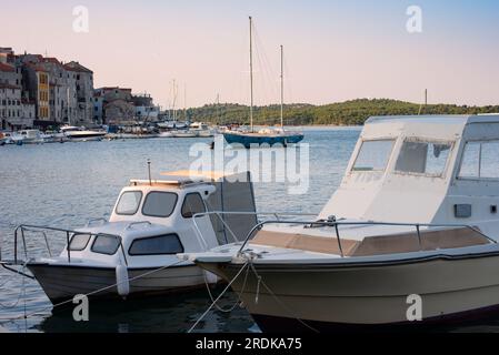 Vue de la jetée avec des bateaux à moteur tôt le matin de la ville de Sibenik, Croatie. Banque D'Images