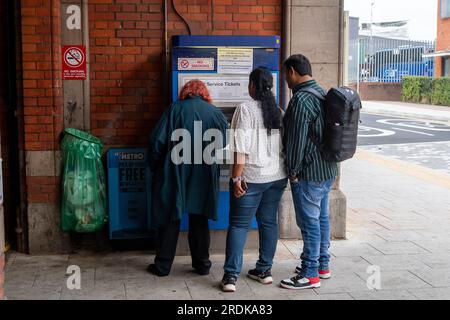 Slough, Royaume-Uni. 22 juillet 2023. Passagers utilisant les distributeurs de billets en libre-service à la gare de Slough. Bien que certains trains GWR circulaient aujourd'hui, la gare de Slough dans le Berkshire était calme ce matin en raison de l'action industrielle de GWR. Les grèves de RMT ont lieu dans certaines parties du réseau ferroviaire en Angleterre aujourd'hui dans un différend en cours sur la rémunération et la fermeture des guichets de gare ferroviaire. Le Rail Industry Body, le Rail Delivery Group, a annoncé que les plans de fermeture de la majorité des guichets des gares ferroviaires en Angleterre ont été confirmés. C'est un coup dur pour les travailleurs ferroviaires, beaucoup Banque D'Images