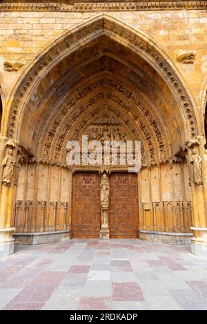 Le tympan du portail de Santa María de Regla montrant le jugement dernier et en dessous de la statue de la Virgen Blanca. Santa María de Regla de León C Banque D'Images