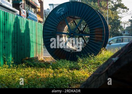 28 juin 2023, Uttarakhand, Inde. Un gros rouleau de câble de communication souterrain le long de la route latérale. Banque D'Images