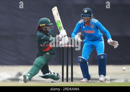 Niger Sultana Joty bat lors du Bangladesh Women-India Women troisième et dernier match One Day International (ODI) en trois matchs au Sher- Banque D'Images