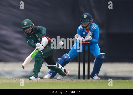 Niger Sultana Joty bat lors du Bangladesh Women-India Women troisième et dernier match One Day International (ODI) en trois matchs au Sher- Banque D'Images