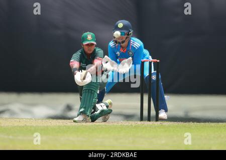 Niger Sultana Joty bat lors du Bangladesh Women-India Women troisième et dernier match One Day International (ODI) en trois matchs au Sher- Banque D'Images