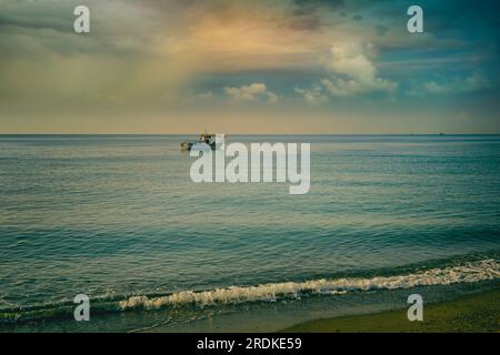 Bateau de pêche, l'Espagne. Photographiée tôt le matin au large de la plage de Torremolinos, la province de Malaga, Costa del Sol. Banque D'Images