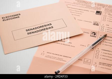 Gros plan d'un bulletin de vote de couleur sépia et d'une enveloppe pour élire les représentants au Sénat espagnol avec un stylo à bille noir Banque D'Images