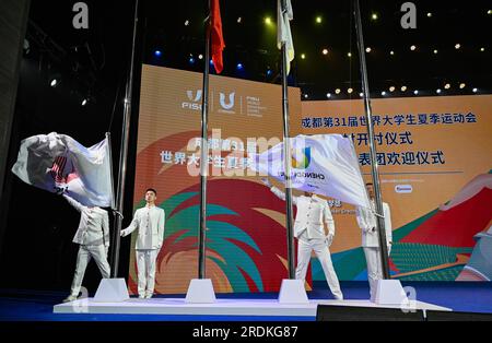 Chengdu. 22 juillet 2023. La photo prise le 22 juillet 2023 montre la cérémonie de levée du drapeau lors de la cérémonie d'ouverture du village des Jeux de la FISU à Chengdu, dans la province du Sichuan au sud-ouest de la Chine. Les 31e Jeux mondiaux universitaires d’été de la Fédération internationale des sports universitaires (FISU) se tiendront à Chengdu du 28 juillet au 8 août. Crédit : Jigme Dorje/Xinhua/Alamy Live News Banque D'Images