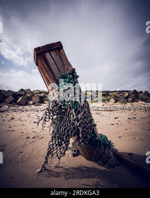 Old Pier Post avec corde de pêche à Spurn point, estuaire de Humber Banque D'Images