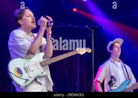 Vincent Neff de Django Django sur la scène Lovell.deuxième jour au festival Bluedot. Roisen Murphy a attiré les foules sur la scène Lovell après que Django Django ait joué. Future Utopia a été bien reçu comme dernier acte de nuit sur la scène Nebula vendredi 21 juillet 2023. Parmi les conférenciers scientifiques figuraient le professeur Tim O’Brien, professeur d’astrophysique et directeur associé du Jodrell Bank Centre for Astrophysics à l’Université de Manchester et le professeur Sheena Cruickshank de Lydia Becker de Manchester Institute of Immunology and inflammation.Jodrell Bank, Cheshire, Royaume-Uni. Photo : garyro Banque D'Images