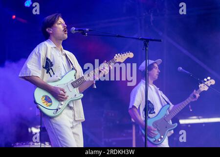 Vincent Neff de Django Django sur la scène Lovell.deuxième jour au festival Bluedot. Roisen Murphy a attiré les foules sur la scène Lovell après que Django Django ait joué. Future Utopia a été bien reçu comme dernier acte de nuit sur la scène Nebula vendredi 21 juillet 2023. Parmi les conférenciers scientifiques figuraient le professeur Tim O’Brien, professeur d’astrophysique et directeur associé du Jodrell Bank Centre for Astrophysics à l’Université de Manchester et le professeur Sheena Cruickshank de Lydia Becker de Manchester Institute of Immunology and inflammation.Jodrell Bank, Cheshire, Royaume-Uni. Photo : garyro Banque D'Images