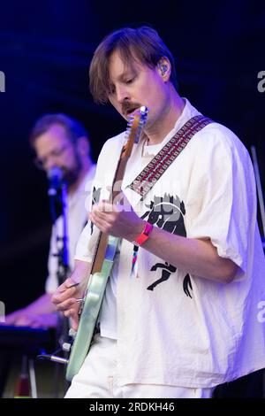 Vincent Neff de Django Django sur la scène Lovell.deuxième jour au festival Bluedot. Roisen Murphy a attiré les foules sur la scène Lovell après que Django Django ait joué. Future Utopia a été bien reçu comme dernier acte de nuit sur la scène Nebula vendredi 21 juillet 2023. Parmi les conférenciers scientifiques figuraient le professeur Tim O’Brien, professeur d’astrophysique et directeur associé du Jodrell Bank Centre for Astrophysics à l’Université de Manchester et le professeur Sheena Cruickshank de Lydia Becker de Manchester Institute of Immunology and inflammation.Jodrell Bank, Cheshire, Royaume-Uni. Photo : garyro Banque D'Images