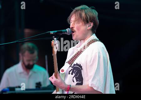 Vincent Neff de Django Django sur la scène Lovell.deuxième jour au festival Bluedot. Roisen Murphy a attiré les foules sur la scène Lovell après que Django Django ait joué. Future Utopia a été bien reçu comme dernier acte de nuit sur la scène Nebula vendredi 21 juillet 2023. Parmi les conférenciers scientifiques figuraient le professeur Tim O’Brien, professeur d’astrophysique et directeur associé du Jodrell Bank Centre for Astrophysics à l’Université de Manchester et le professeur Sheena Cruickshank de Lydia Becker de Manchester Institute of Immunology and inflammation.Jodrell Bank, Cheshire, Royaume-Uni. Photo : garyro Banque D'Images