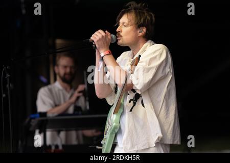 Vincent Neff de Django Django sur la scène Lovell.deuxième jour au festival Bluedot. Roisen Murphy a attiré les foules sur la scène Lovell après que Django Django ait joué. Future Utopia a été bien reçu comme dernier acte de nuit sur la scène Nebula vendredi 21 juillet 2023. Parmi les conférenciers scientifiques figuraient le professeur Tim O’Brien, professeur d’astrophysique et directeur associé du Jodrell Bank Centre for Astrophysics à l’Université de Manchester et le professeur Sheena Cruickshank de Lydia Becker de Manchester Institute of Immunology and inflammation.Jodrell Bank, Cheshire, Royaume-Uni. Photo : garyro Banque D'Images