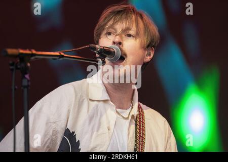 Vincent Neff de Django Django sur la scène Lovell.deuxième jour au festival Bluedot. Roisen Murphy a attiré les foules sur la scène Lovell après que Django Django ait joué. Future Utopia a été bien reçu comme dernier acte de nuit sur la scène Nebula vendredi 21 juillet 2023. Parmi les conférenciers scientifiques figuraient le professeur Tim O’Brien, professeur d’astrophysique et directeur associé du Jodrell Bank Centre for Astrophysics à l’Université de Manchester et le professeur Sheena Cruickshank de Lydia Becker de Manchester Institute of Immunology and inflammation.Jodrell Bank, Cheshire, Royaume-Uni. Photo : garyro Banque D'Images