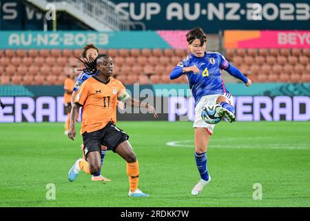 Hamilton, Nouvelle-Zélande. 22 juillet 2023. Kumagai Saki (R), du Japon, rivalise avec Barbra Banda, de Zambie, lors de leur match de groupe C à la coupe du monde féminine de la FIFA à Hamilton, en Nouvelle-Zélande, le 22 juillet 2023. Crédit : Zhu Wei/Xinhua/Alamy Live News Banque D'Images