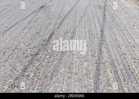 Enlever l'asphalte de la surface de la route et renouveler la route Banque D'Images