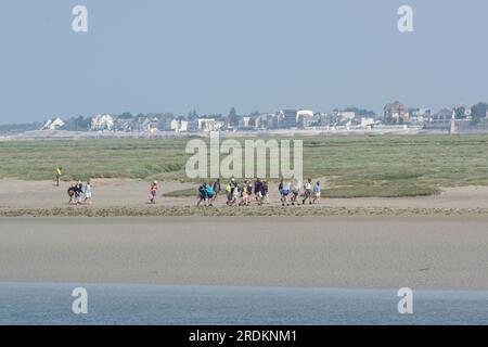 Balade guidée sur le marais salant près de St Valery sur somme avec le Crotoy au loin Banque D'Images