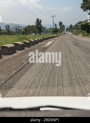 Reconstruction d'une ancienne route en enlevant l'asphalte de l'ancienne route et en se préparant à donner une nouvelle couche Banque D'Images