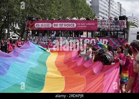 Berlin, Allemagne. 22 juillet 2023. Le compte à rebours de la CSD est en cours. Plus d'un demi-million de personnes devraient se rassembler à Berlin pour le Christopher Street Day (CSD) pour célébrer et protester ensemble. Banque D'Images