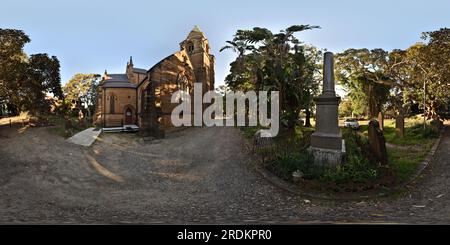 Vue panoramique à 360° de Entrée principale de l'église anglicane Saint Stephen et The Lodge, ancienne figue de Moreton Bay au cimetière Camperdown, Newtown, Sydney, Australie