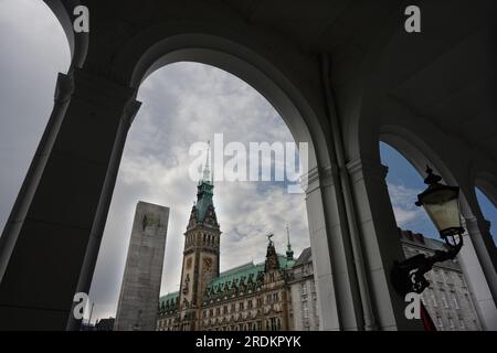 Hamburger Rathaus Hôtel de ville de Hambourg et Barlach Stèle Memorial aux soldats tombés au combat des deux guerres mondiales Banque D'Images