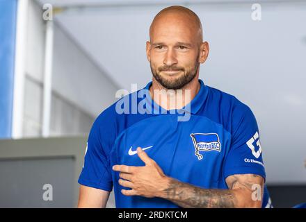 Berlin, Allemagne. 22 juillet 2023. Football : 2. Bundesliga, Hertha BSC, cérémonie d'ouverture de la saison, Olympiagelände. Toni Leistner entre dans le terrain d'entraînement. Crédit : Andreas Gora/dpa/Alamy Live News Banque D'Images