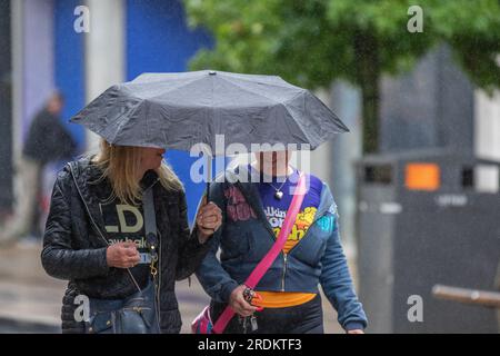 Preston Lancashire. UK Météo 22 juillet 2023. Soldes d'été, magasins et acheteurs par jour de pluie dans le centre-ville. Les prévisionnistes disent: "La pluie, parfois lourde, jusqu'au samedi et dimanche est susceptible de causer des perturbations, en particulier pour les événements extérieurs. Crédit : MediaWorldImages/AlamyLiveNews Banque D'Images