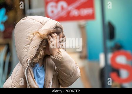 Preston Lancashire. UK Météo 22 juillet 2023. Soldes d'été, magasins et acheteurs par jour de pluie dans le centre-ville. Les prévisionnistes disent: "La pluie, parfois lourde, jusqu'au samedi et dimanche est susceptible de causer des perturbations, en particulier pour les événements extérieurs. Crédit : MediaWorldImages/AlamyLiveNews Banque D'Images