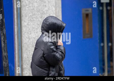 Preston Lancashire. UK Météo 22 juillet 2023. Soldes d'été, magasins et acheteurs par jour de pluie dans le centre-ville. Les prévisionnistes disent: "La pluie, parfois lourde, jusqu'au samedi et dimanche est susceptible de causer des perturbations, en particulier pour les événements extérieurs. Crédit : MediaWorldImages/AlamyLiveNews Banque D'Images