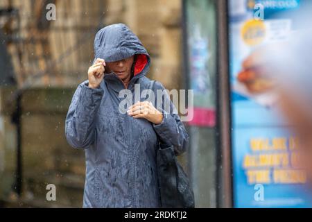 Preston Lancashire. UK Météo 22 juillet 2023. Soldes d'été, magasins et acheteurs par jour de pluie dans le centre-ville. Les prévisionnistes disent: "La pluie, parfois lourde, jusqu'au samedi et dimanche est susceptible de causer des perturbations, en particulier pour les événements extérieurs. Crédit : MediaWorldImages/AlamyLiveNews Banque D'Images