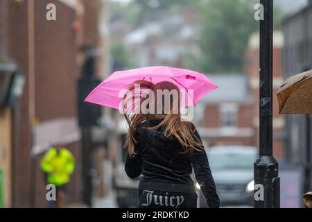 Preston Lancashire. UK Météo 22 juillet 2023. Soldes d'été, magasins et acheteurs par jour de pluie dans le centre-ville. Les prévisionnistes disent: "La pluie, parfois lourde, jusqu'au dimanche est susceptible de causer des perturbations, en particulier pour les événements extérieurs. Crédit : MediaWorldImages/AlamyLiveNews Banque D'Images