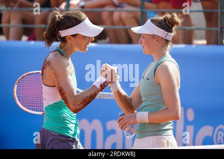 21 juillet 2023, Nice, Provence-Alpes-CÃ te Azur, FRANCE : ALIZE CORNET de France et CÉLINE NAEF lors de la Hopman Cup 2023, Championnats du monde ITF par équipes mixtes le 21 juillet 2023 au Nice Lawn tennis Club à Nice, France (crédit image : © Emilie Lohmann/ZUMA Press Wire) USAGE ÉDITORIAL UNIQUEMENT! Non destiné à UN USAGE commercial ! Banque D'Images