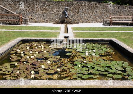 Lilly Pond et Rill au Newt Somerset Banque D'Images