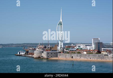 Fortifications de la vieille ville de Portsmouth vues d'un ferry Banque D'Images