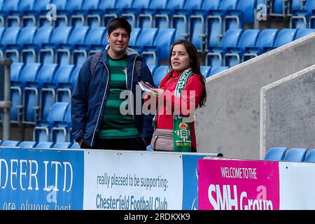 Fans du Real Betis lors du match amical de pré-saison Real Betis vs Middlesbrough au SMH Group Stadiumact Stadium, Chesterfield, Royaume-Uni, le 22 juillet 2023 (photo de Ryan Crockett/News Images) Banque D'Images