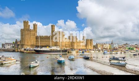 Château de Caernarfon sur la rivière Seiont et le détroit de Menai dans le nord du pays de Galles Banque D'Images