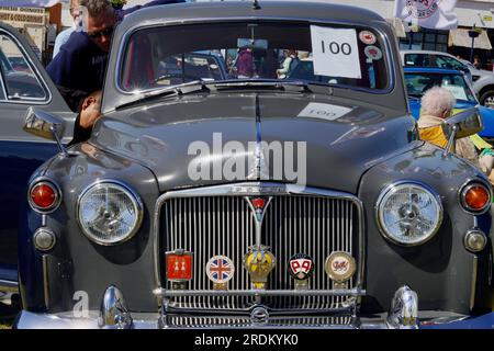 Rover vintage avec de vieux badges affichés dans le festival annuel des transports sur la promenade. Un magnifique véhicule vieux timer en très bon état. Banque D'Images