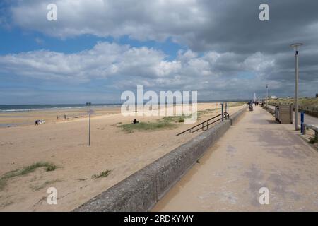 01.07.2023 Sword Beach, Ouistreham, Normandie, France. Quatre personnes profitent d’une partie de boule à Sword Beach en normandie Banque D'Images